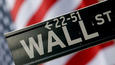 Wall Street se desploma tras freno económico y decepción de Meta Por Investing.com