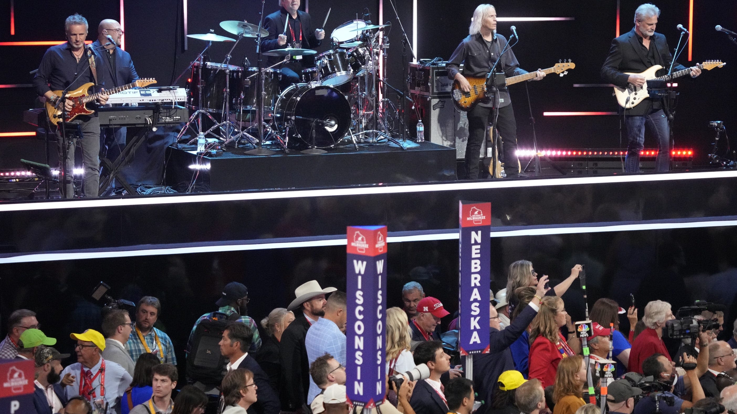 Country band Sixwire plays at RNC after abrupt teleprompter malfunction