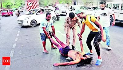 Good Samaritans save life of man hit by heatstroke | Lucknow News - Times of India