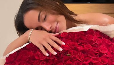Le mandan a Anitta enorme ramo de rosas buchón ¿fue Peso Pluma? (FOTO)