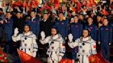 China envía a su tripulación más joven de la historia a su estación espacial
