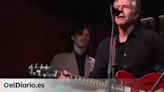 Blinken, guitarra en mano, canta 'Rockin’ in the free world' en un pub de Kiev