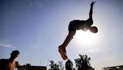 Pour fuir la canicule à Bagdad, la "fraîcheur" du fleuve ou de la patinoire