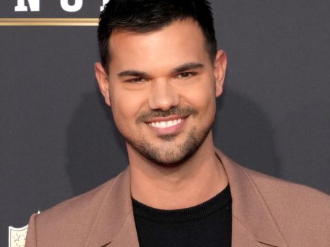 Taylor Lautner, Sarah Hyland, & More to Star in The Token Groomsman Rom-Com Movie