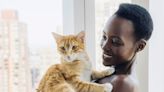 Após superar pavor de gatos, Lupita Nyong'o mostra momentos com seu pet; assista
