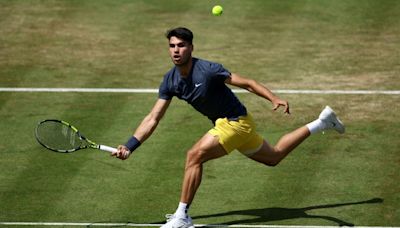 Tras su pronta eliminación en Queen's, Alcaraz cede el N.2 de la ATP a Djokovic