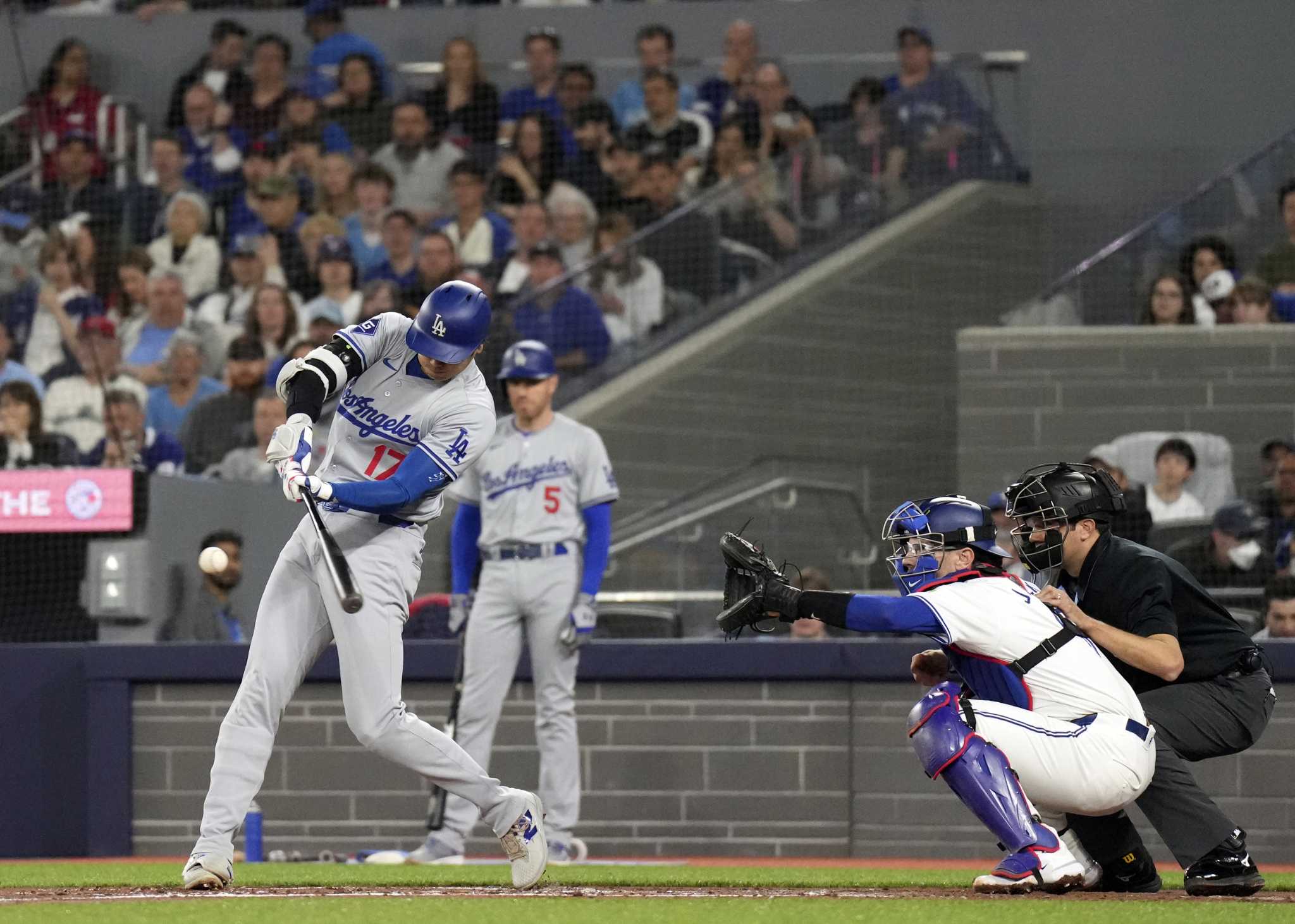 Dodgers win their sixth straight, beat Blue Jays 4-2