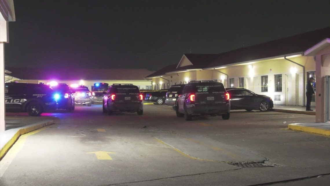 Gunman in clown mask shoots, kills man in car outside hotel along Gulf Freeway, police say