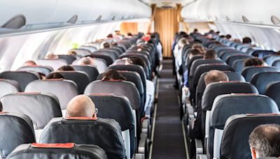Un pasajero se desnuda en pleno vuelo y obliga al avión a dar la vuelta