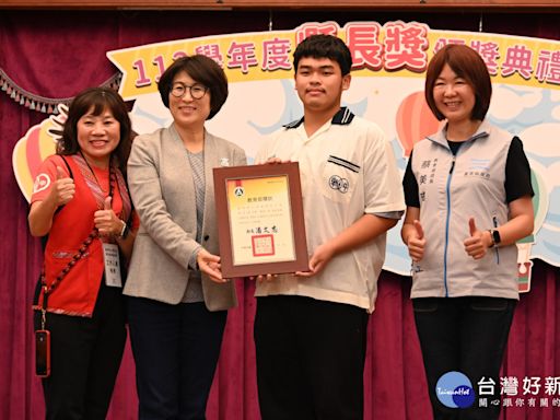 臺東縣112學年度國中小應屆畢業生縣長獎頒獎 饒慶鈴親頒發並勉勵學子積極探索潛能適性發展