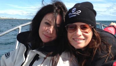 La emotiva despedida de Holly Marie Combs, destrozada tras perder a su 'hermana' Shannen Doherty