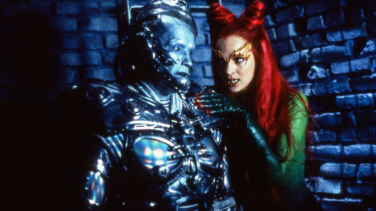 BATMAN & ROBIN Stars Arnold Schwarzenegger And Uma Thurman Reunite In New Photo: "Watch Out, Batman"