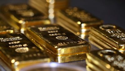 Gold prices steady but head for steep weekly losses as rate cut hopes wane By Investing.com