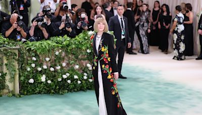 Bad Bunny, JLO, Chris Hemsworth y Elsa Pataky abren la alfombra verde de la Met Gala