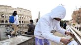 La batalla de pancartas frente al Coliseo que simboliza las dos Italias