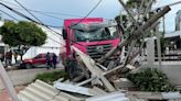 Camión sin control se llevó por delante dos carros y chocó contra una vivienda en Barranquilla