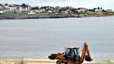 Polémica en un balneario uruguayo: las casas sobre la playa que buscan demoler y una discusión que llega hasta la corona española