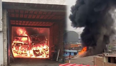 Ate: incendio de código 2 consume buses de transporte público en un taller mecánico