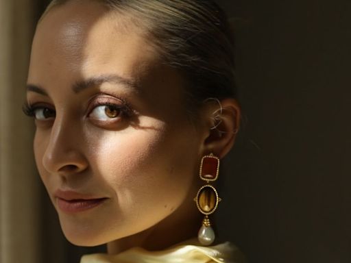 Nicole Richie Starts Her Day By Writing in Her Bathroom
