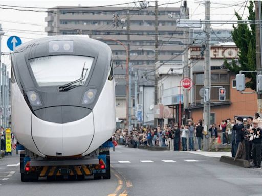 台鐵列車「現身日本街頭」吸萬人夾道圍觀！ 台灣網友驚呼：人潮也太多
