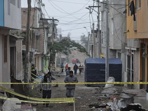 Familias afectadas por explosión en grifo de Villa María del Triunfo pasan la noche en las calles