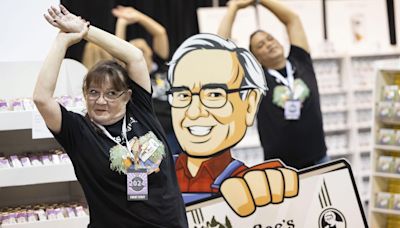 Thousands pack Omaha arena to soak up guru investor Warren Buffett’s wisdom