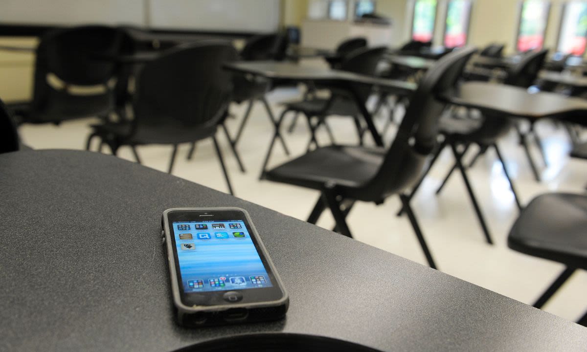 NYC Planning a School Cellphone Ban for February, Principals Say