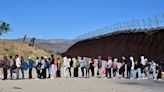 Migrantes continúan cruzando la frontera de EEUU pese a nuevas restricciones de Biden
