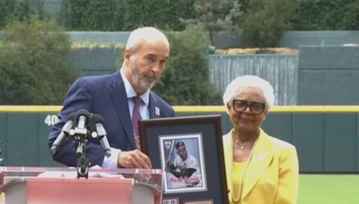 US Postal Service, Atlanta Braves debut Hank Aaron Forever stamp