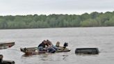 Descubren Jeep en un lago con mujer viva en su interior en Texas