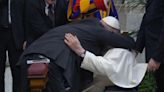 Javier Milei y el papa Francisco se dieron un fuerte abrazo durante la misa de canonización de Mama Antula