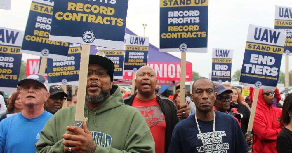 UAW workers ratify historic deal with Daimler North America