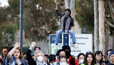 Hay revuelo y rechazo en UC San Diego un día después de que la Policía desalojara el campamento pro-palestino