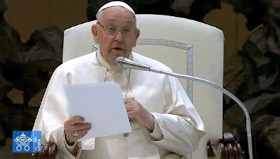 VIDEO Il Papa festeggia i nonni con Lino Banfi e Al Bano