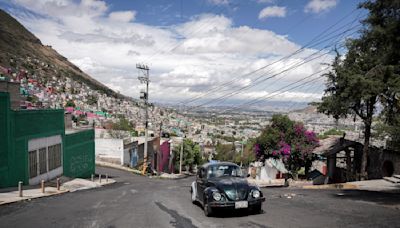 A Mexico City neighborhood keeps the iconic Volkswagen Beetle alive