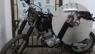 Dos menores cayeron en La Plata tras una persecución: tenían un revolver de utilería y una moto de alta cilindrada robada