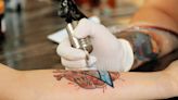 ¿Te dedicas a tatuar? Cofepris emite nuevas normas sanitarias