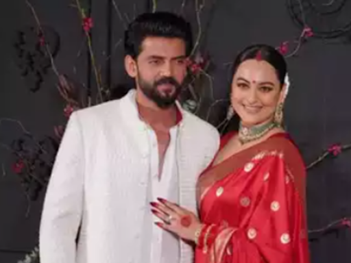 Watch: Zaheer Iqbal goes down on one knee, proposes Sonakshi Sinha at their wedding reception | Hindi Movie News - Times of India