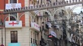 Asesores artísticos, históricos y cronistas de la ASJ defienden los cobertores con la cruz de San Jorge para engalanar los balcones en las Fiestas de Alcoy