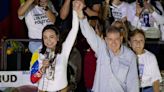 El chavismo y la oposición miden fuerzas en multitudinarias marchas en el cierre de campaña