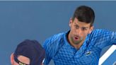Novak Djokovic avanza entre dudas físicas y algún incidente con un espectador en el Australian Open