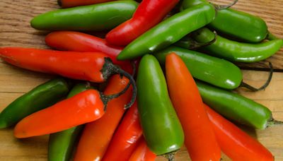 Here Are The Main Differences Between Jalapeño And Serrano Peppers