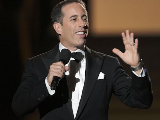 Estudantes pró-Palestina abandonam cerimónia nos EUA, durante homenagem a Jerry Seinfeld, apoiante de Israel