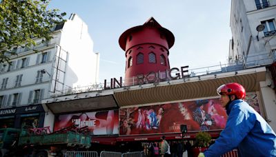 Las aspas del Moulin Rouge de París se desploman de madrugada