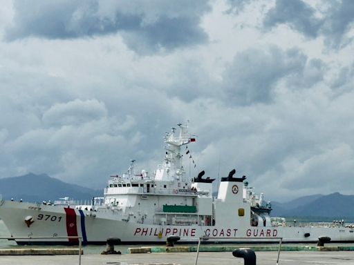 Philippines withdraws coast guard ship from disputed South China Sea shoal