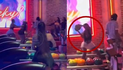 VIDEO: Mujer lanza bola de boliche a la cabeza de otra en una pelea en Miami