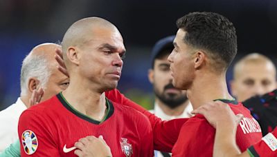 Las lágrimas de Pepe y el abrazo de Cristiano: la imagen más emotiva de la Eurocopa pone fin a una era para Portugal