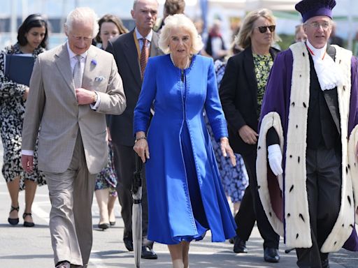 ¿Qué le ha pasado a la reina Camilla en el pie que lleva vendado?