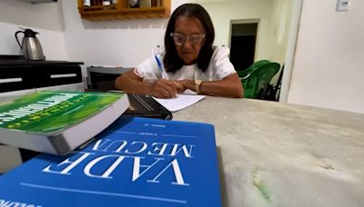 Idosa escreve TCC à mão e realiza sonho de se formar em direito aos 78 anos, no Sertão da Paraíba