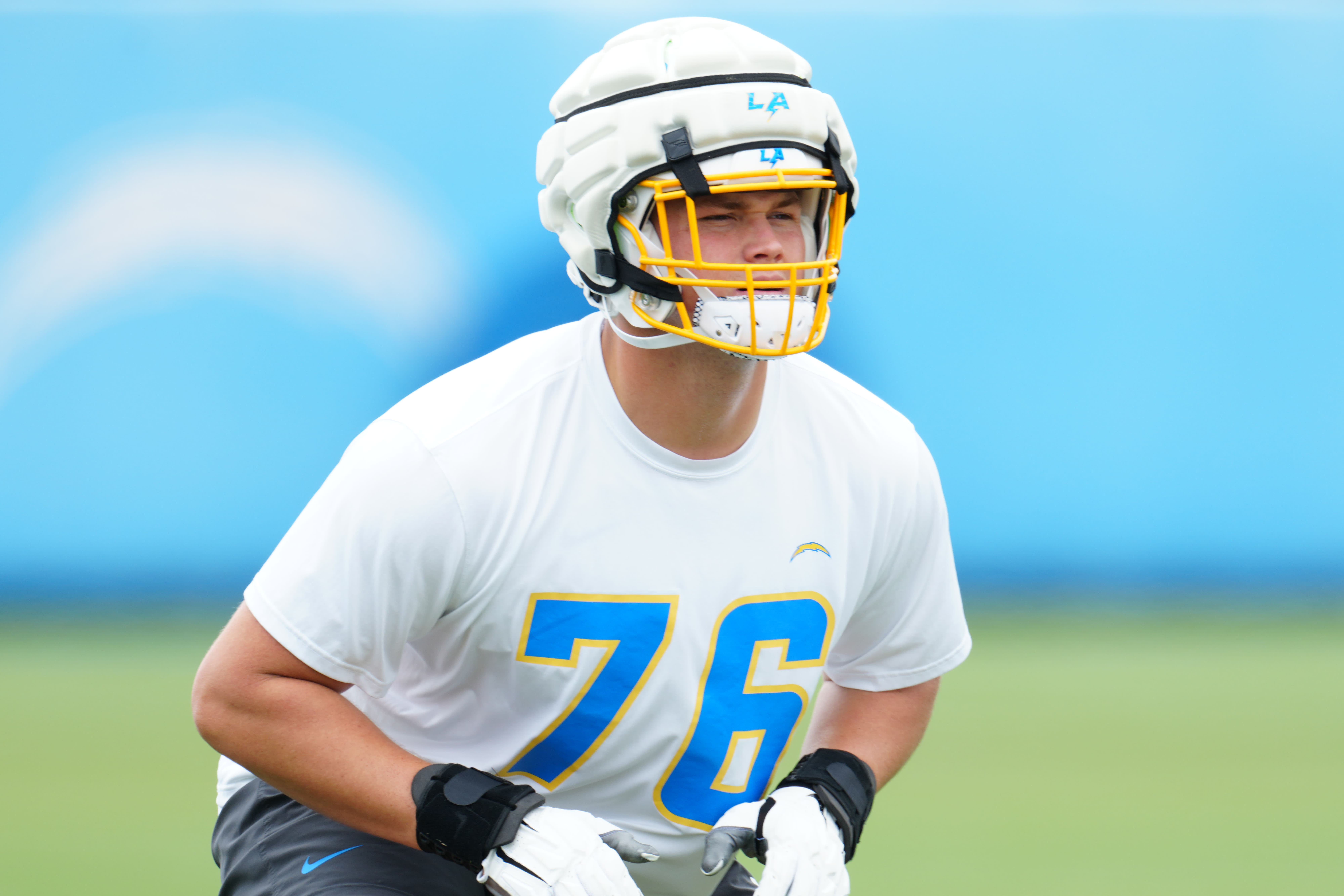 Joe Alt receiving first-team reps at right tackle, Trey Pipkins at right guard at Chargers OTAs